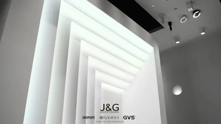 Вход в шоурум J&G — кадр из видео об открытии